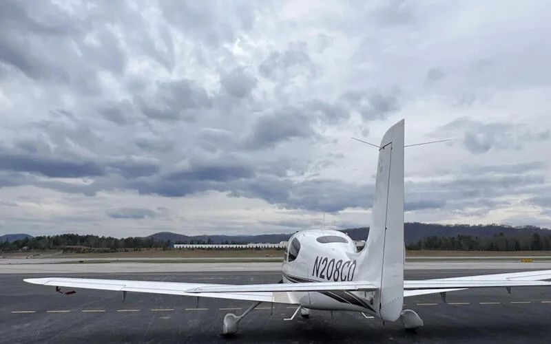 Exterior view of a 2000 Cirrus SR20 G1.