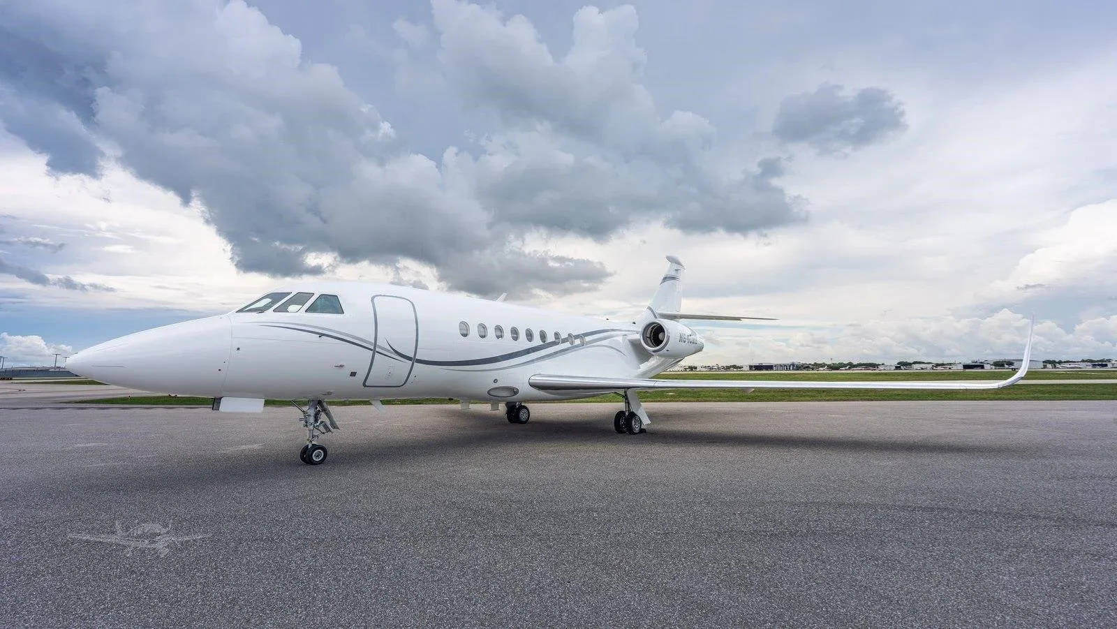 Exterior view of a 2004 DASSAULT FALCON 2000EX EASY, N640MS.