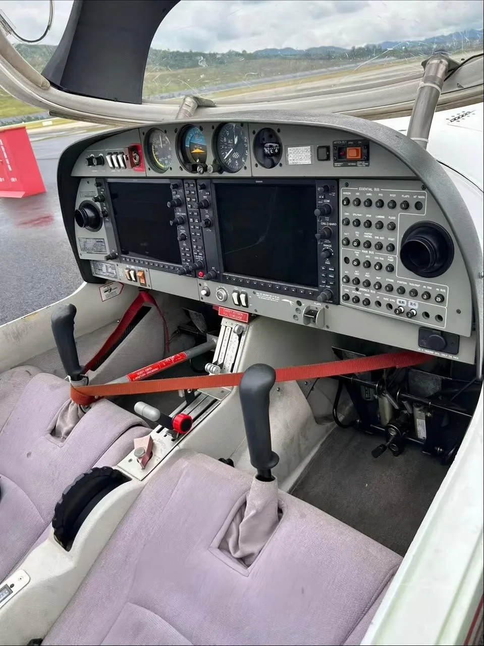 Cockpit and instrument panel of a 2008 DIAMOND DA40-FP DIAMOND STAR.