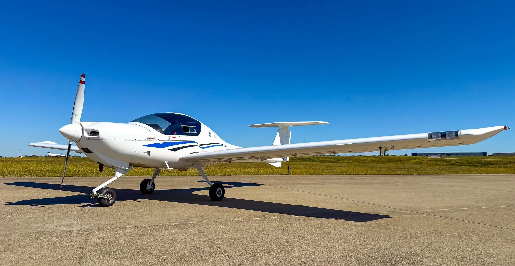 Exterior view of a 1998 DIAMOND DA20-C1, N916AZ.