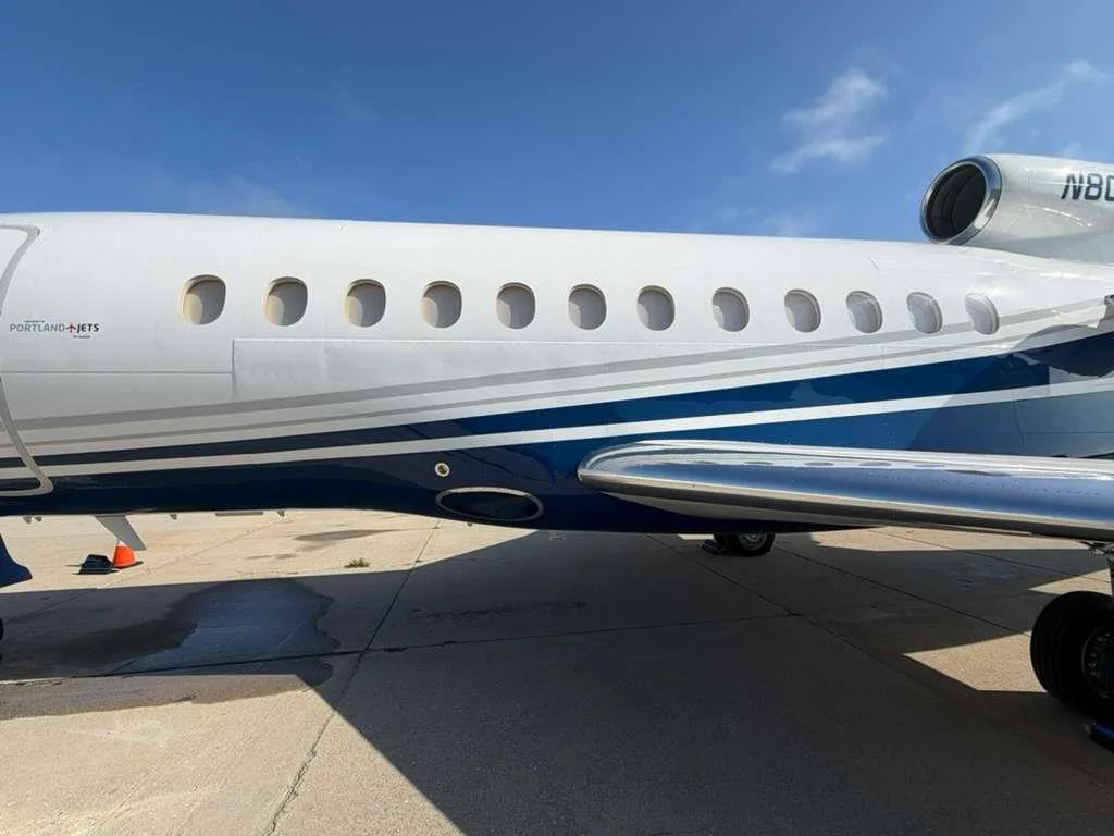 Exterior view of a DASSAULT FALCON 900B, N805AL.