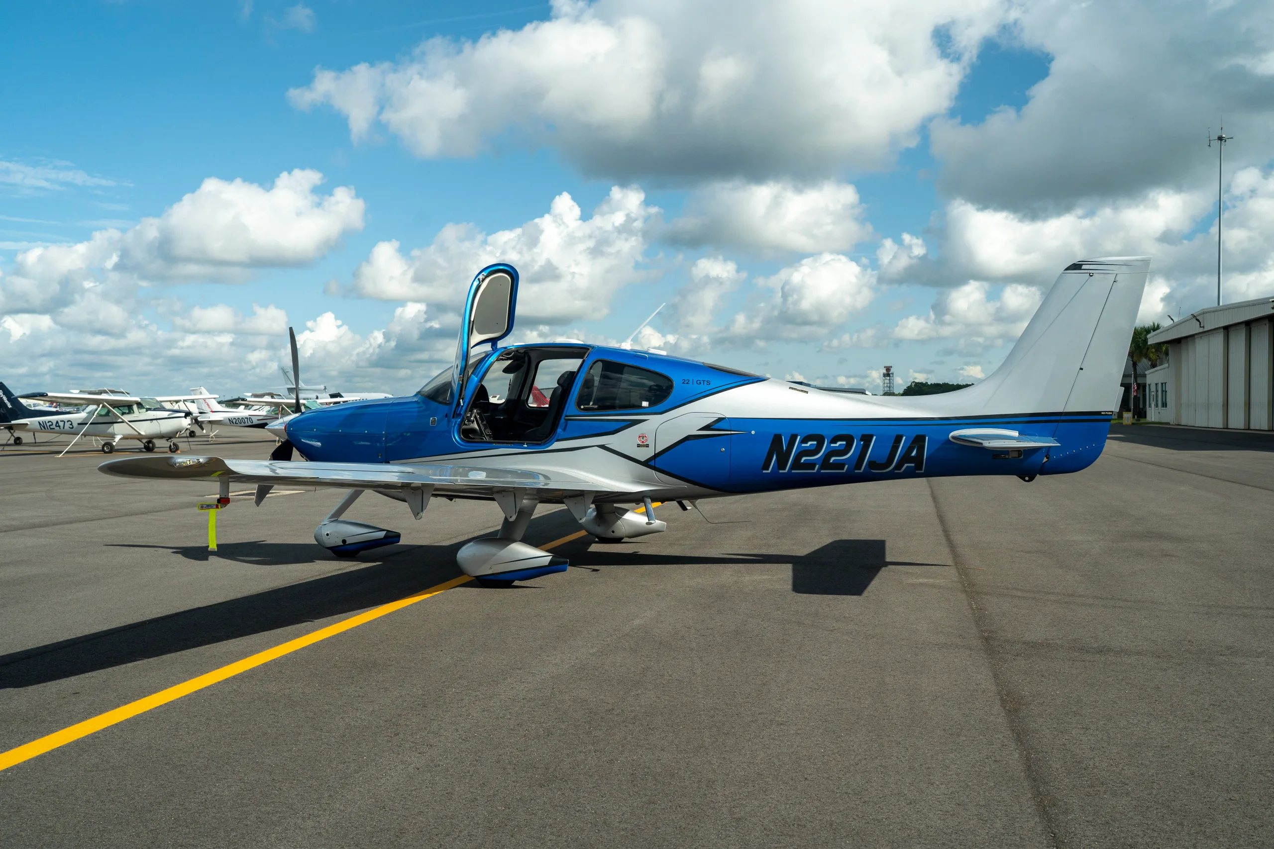 Exterior view of a 2007 Cirrus SR22 G2, N221JA.
