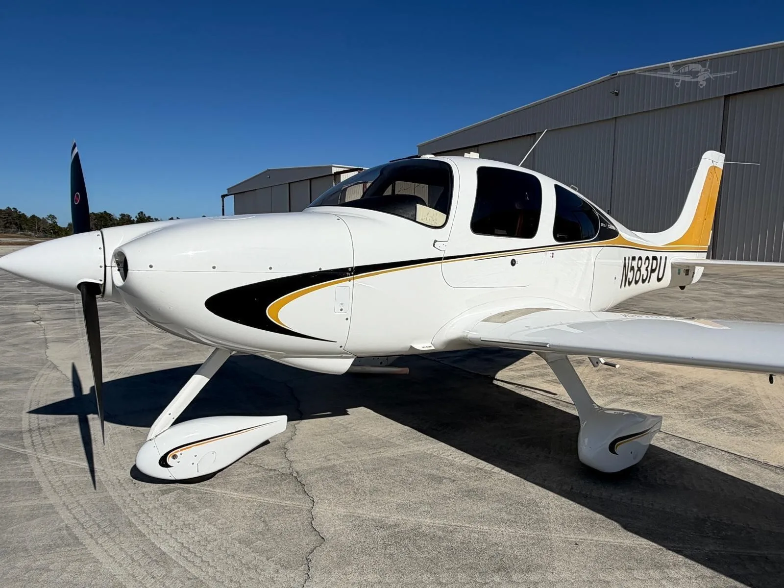 Exterior view of a 2010 CIRRUS SR20-G3, N583PU.