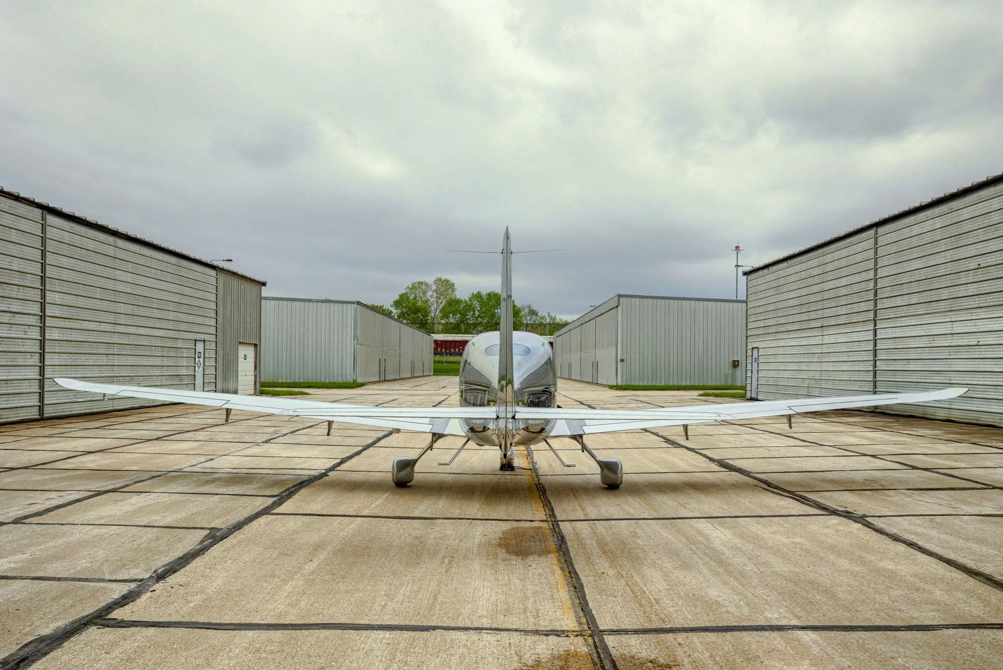 Exterior view of a 2022 CIRRUS SR22-G6 TURBO, N402WF.