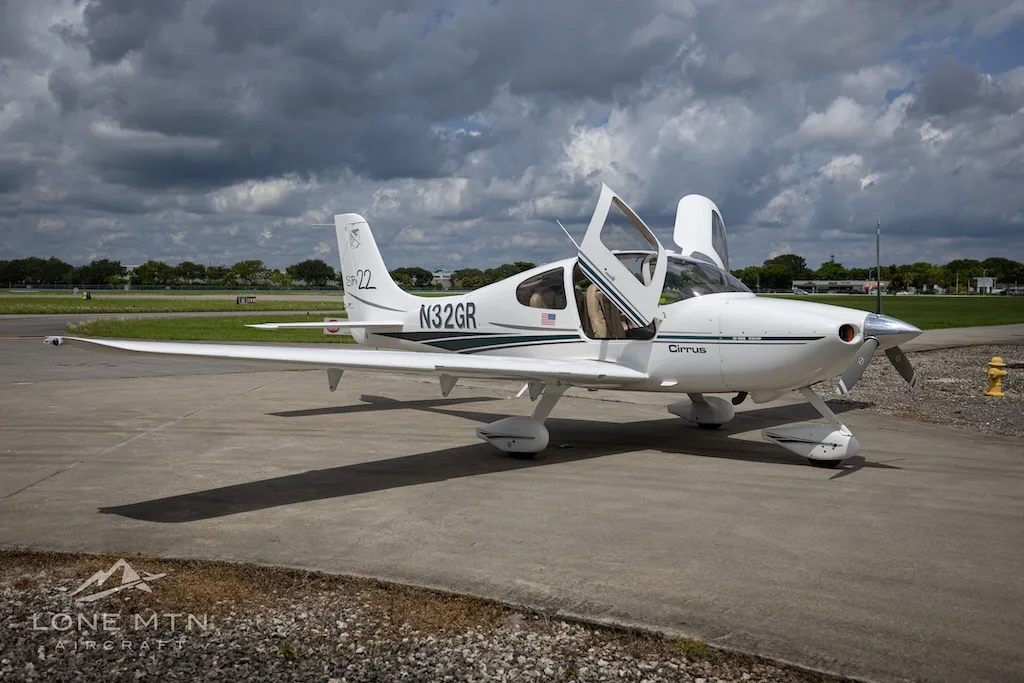 Exterior view of a 2001 Cirrus SR22 G1, N32GR.