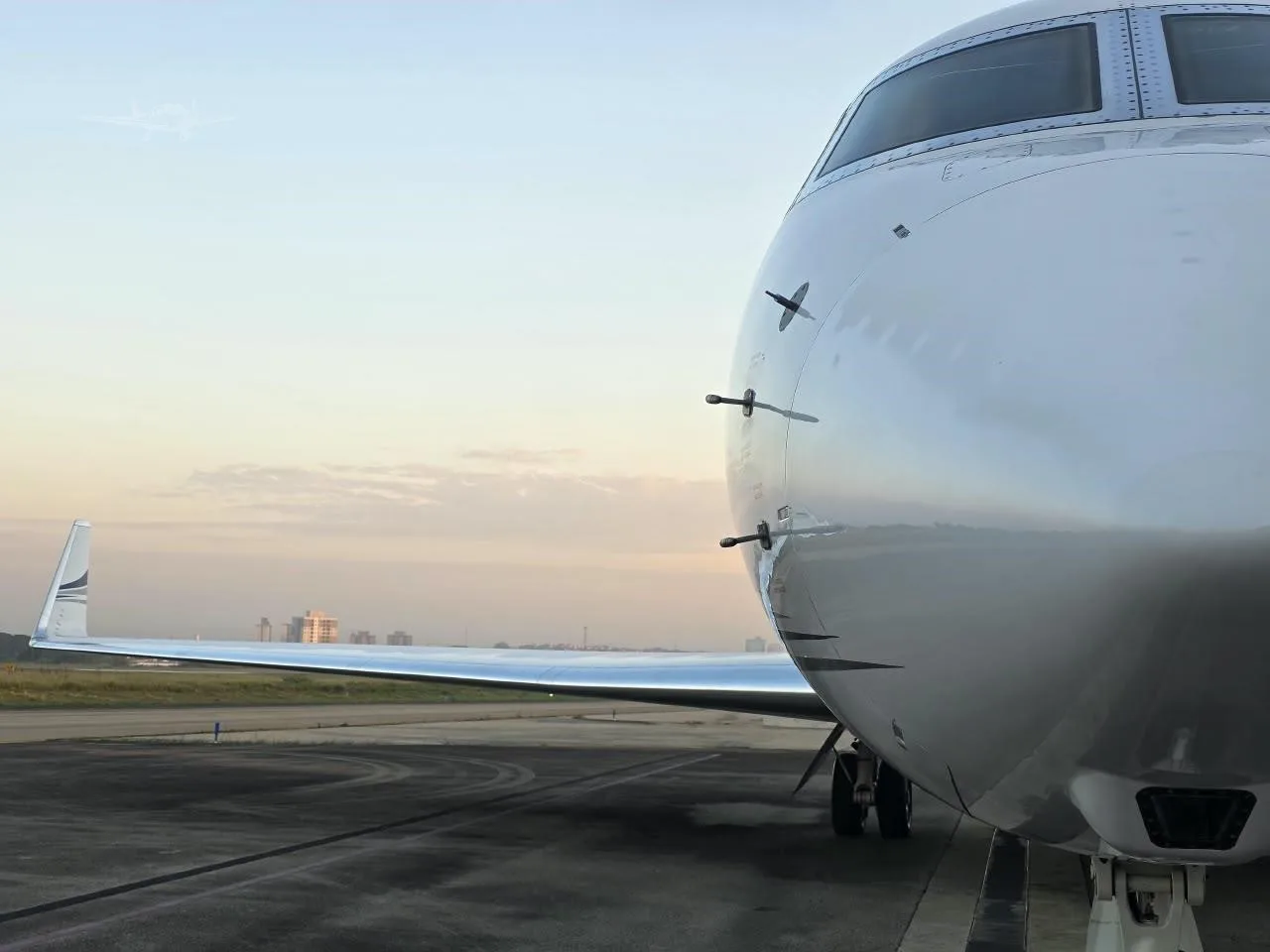 Exterior view of a 2011 GULFSTREAM G550.