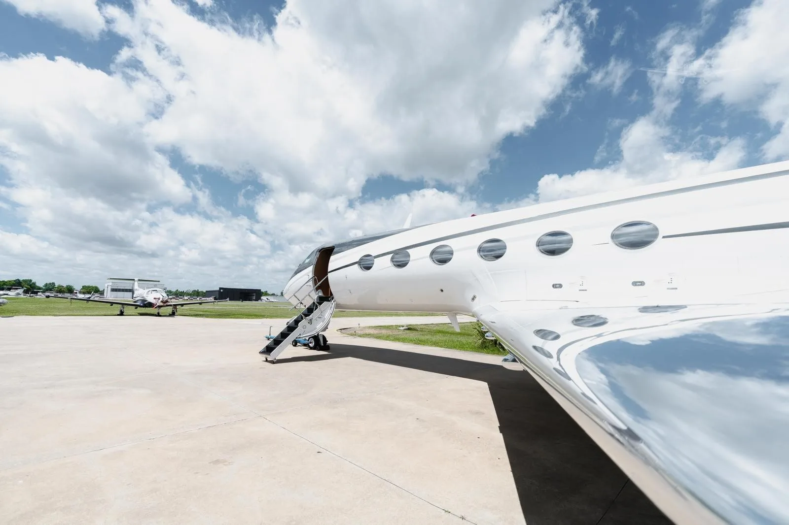 Exterior view of a 2004 GULFSTREAM G400, LV-JQW.