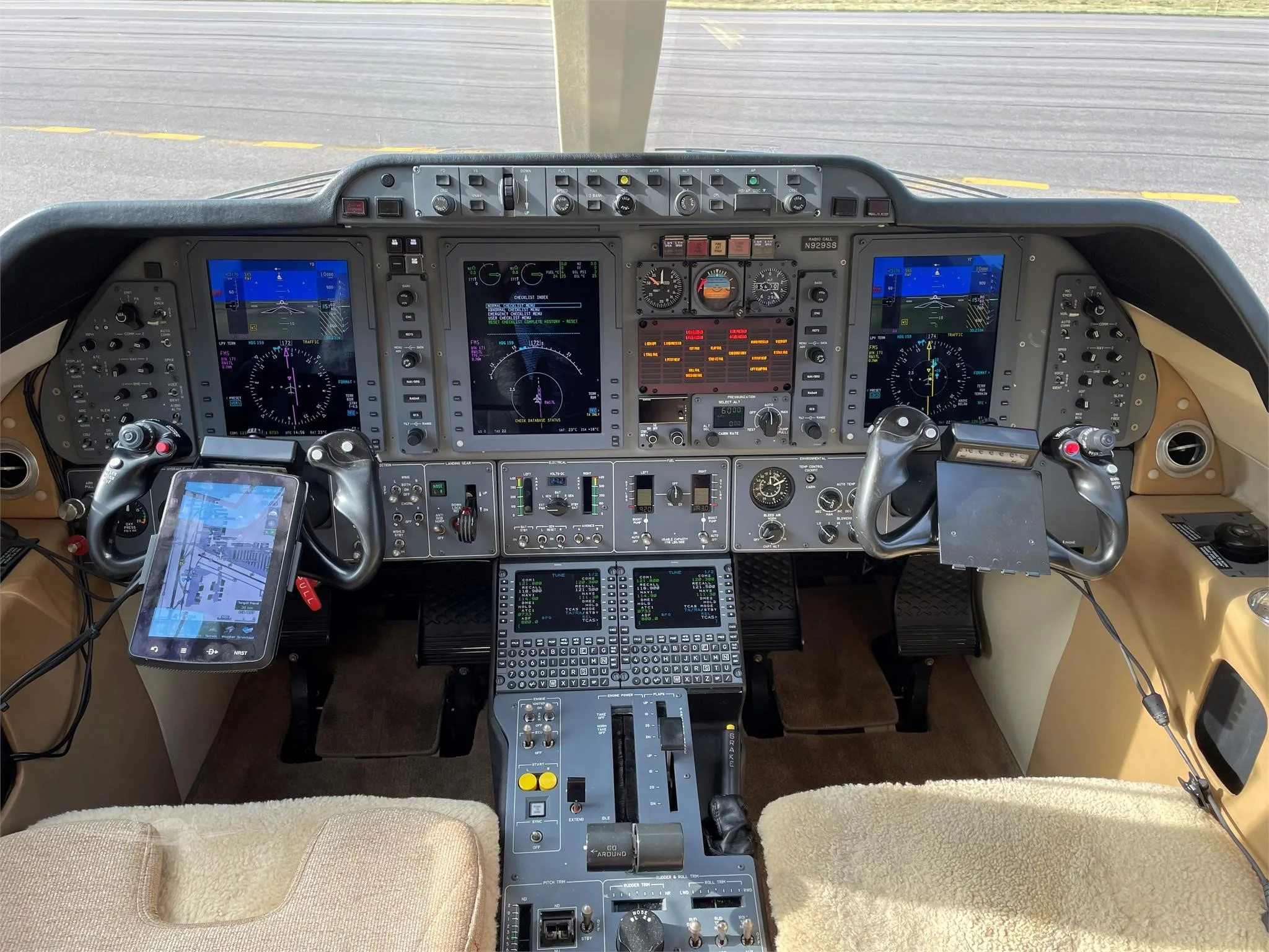 Cockpit and instrument panel of a 2002 BEECHCRAFT PREMIER I.