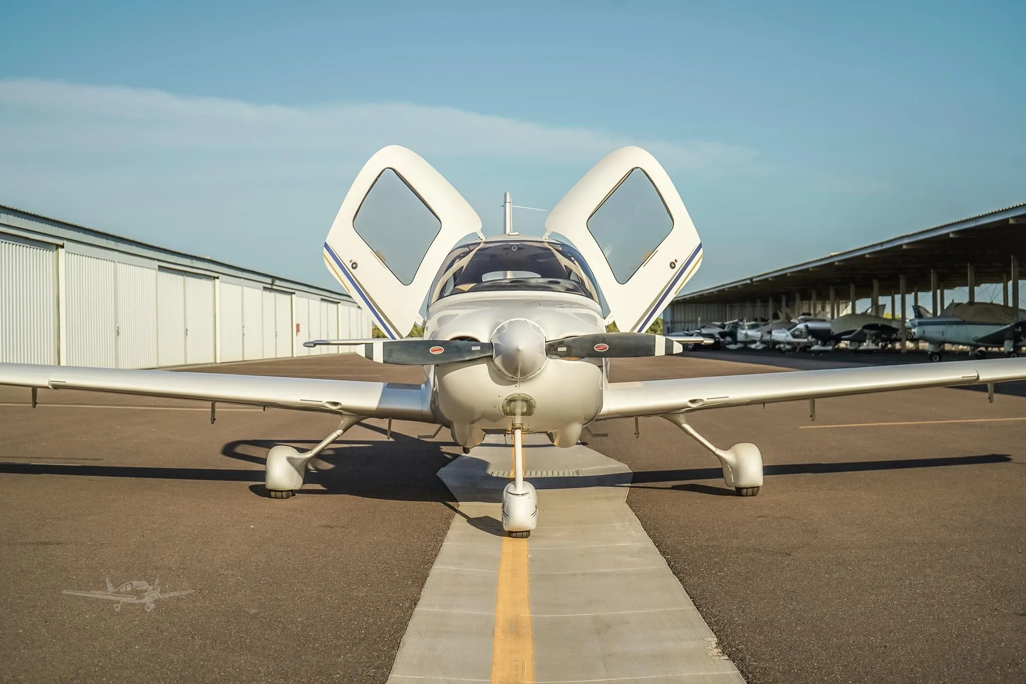 Exterior view of a 2005 CIRRUS SR20-G2, N43GR.