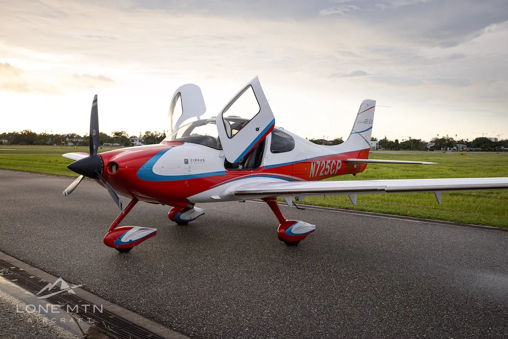 Exterior view of a 2008 Cirrus SR22 G3, N725CP.