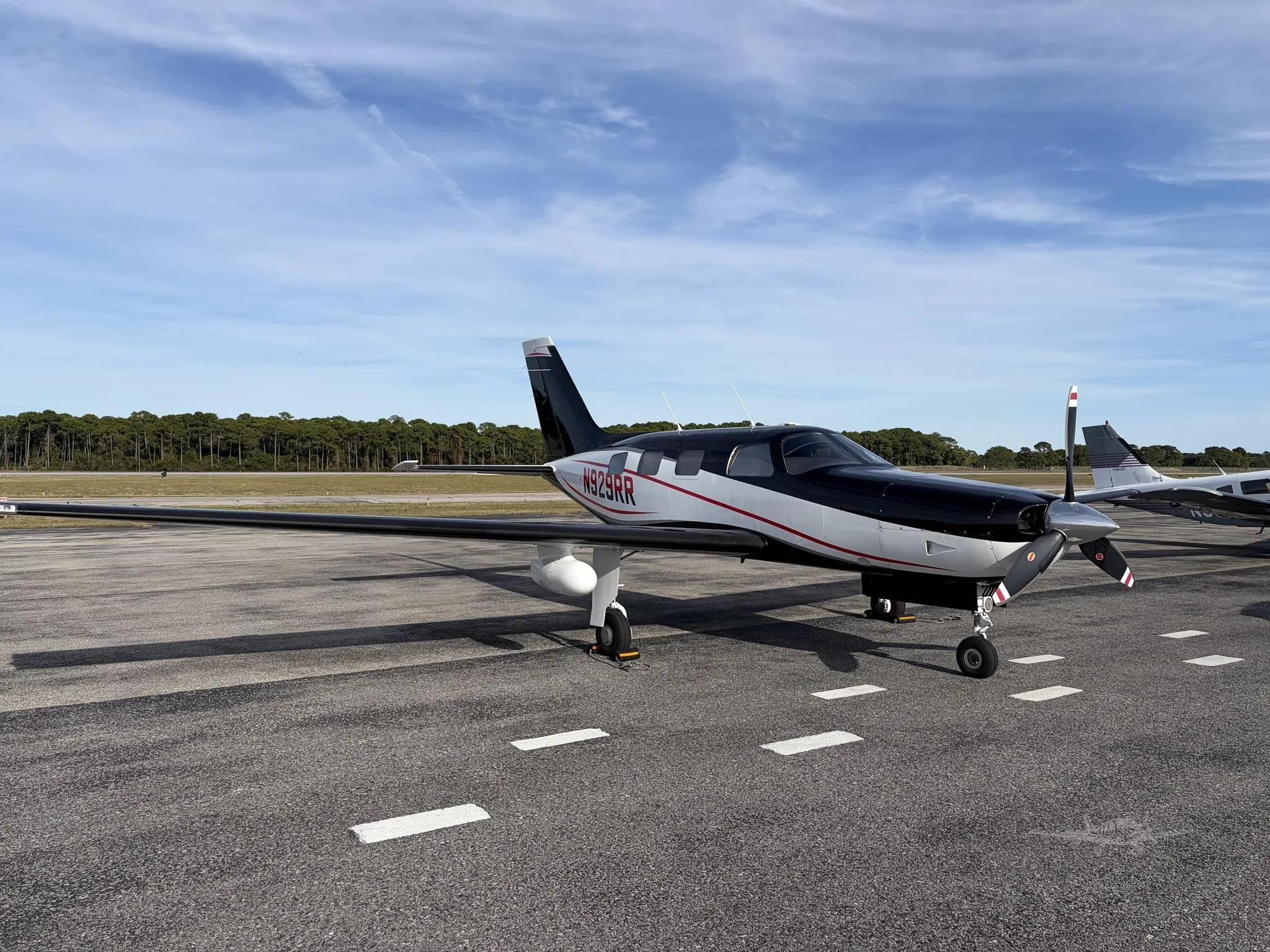 Exterior view of a 1997 PIPER MALIBU MIRAGE, N929RR.