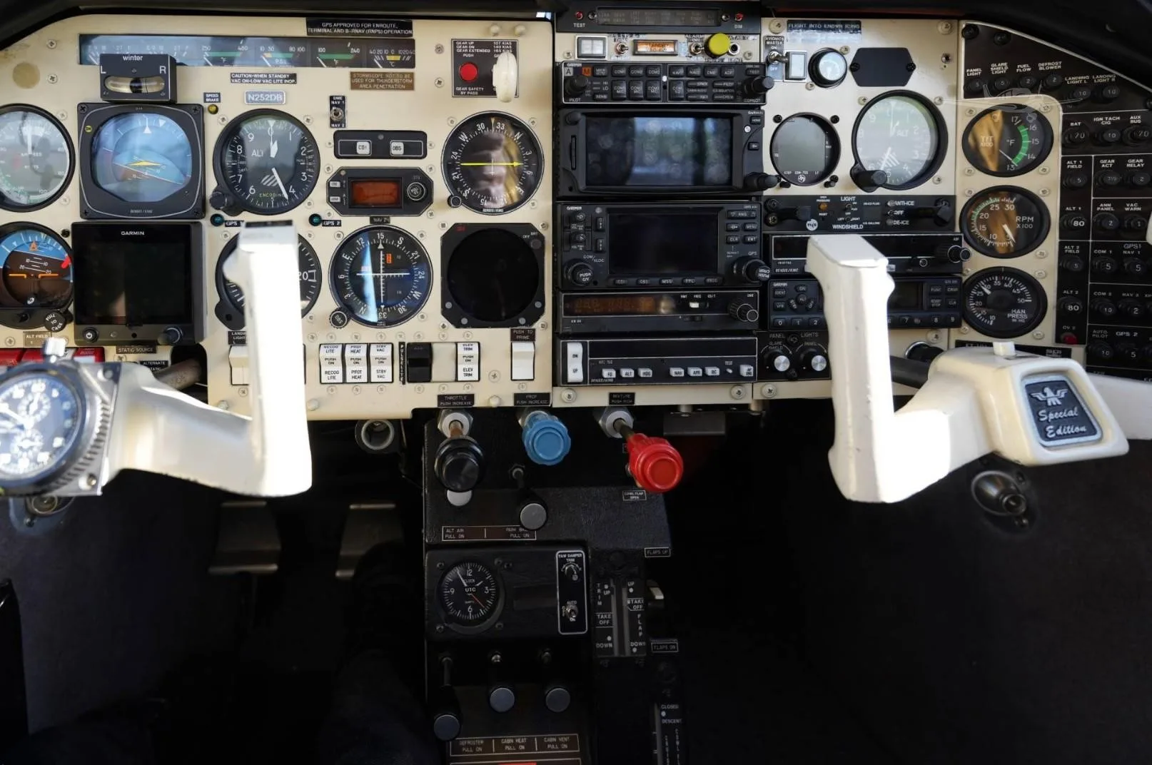 Cockpit and instrument panel of a 1989 MOONEY M20K 252TSE.