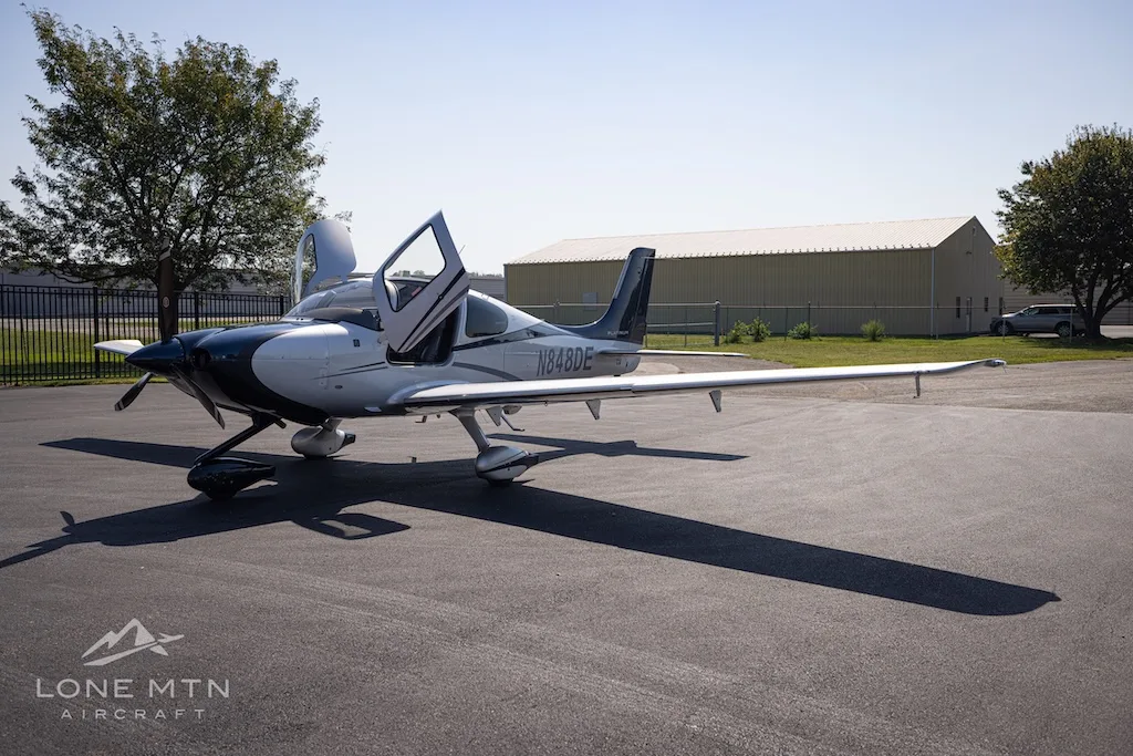 Exterior view of a 2014 Cirrus SR22 G5, N848DE.