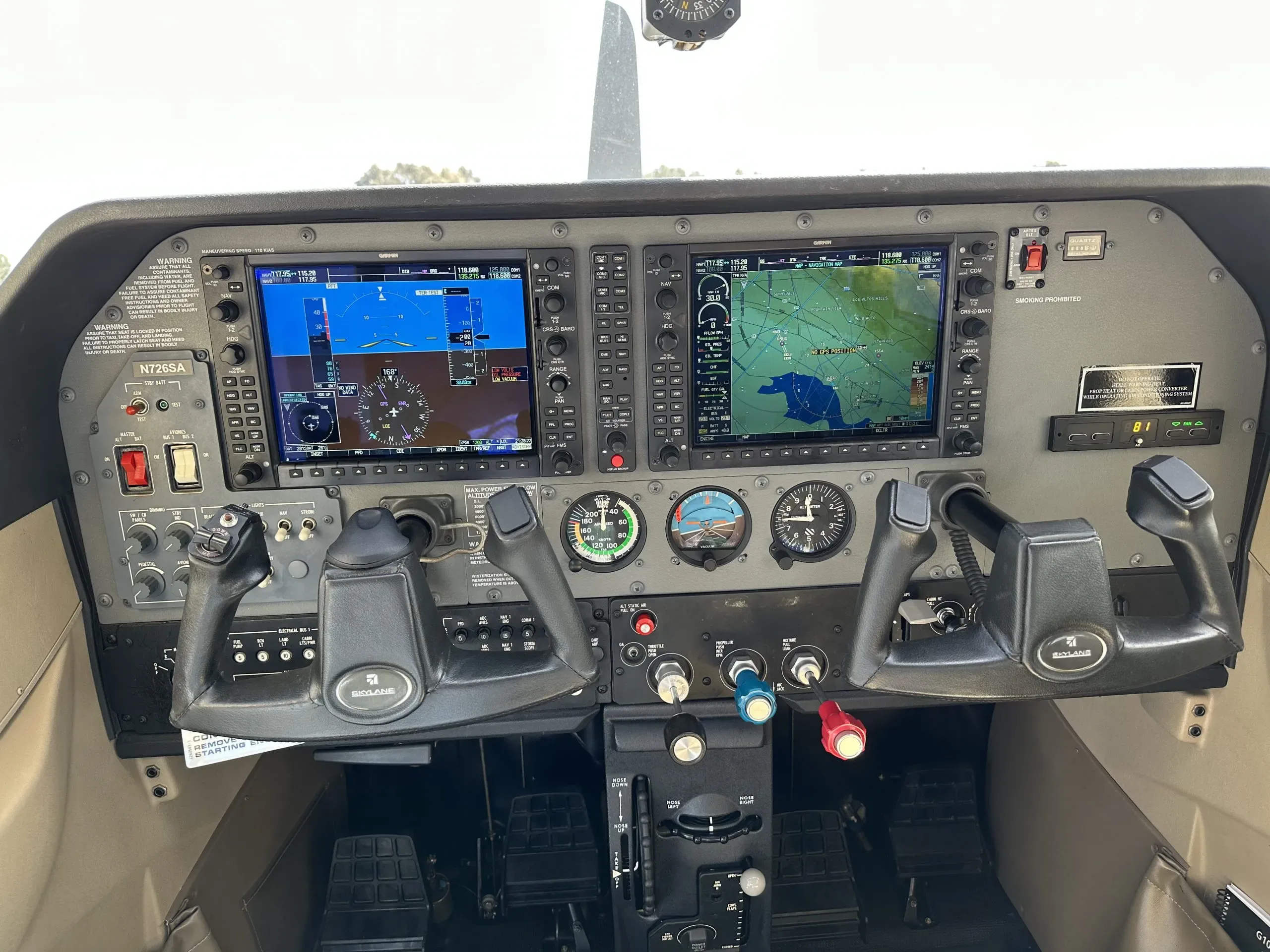 Cockpit and instrument panel of a 2010 Cessna 182T.