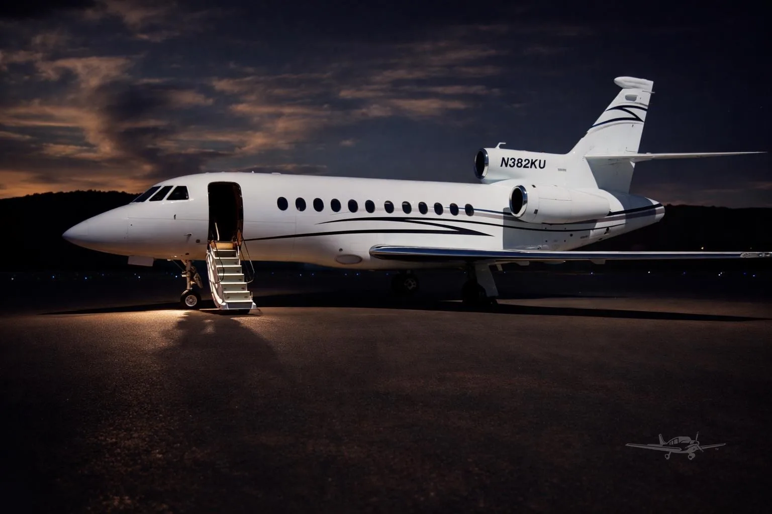 Exterior view of a 1999 DASSAULT FALCON 900EX, N382KU.