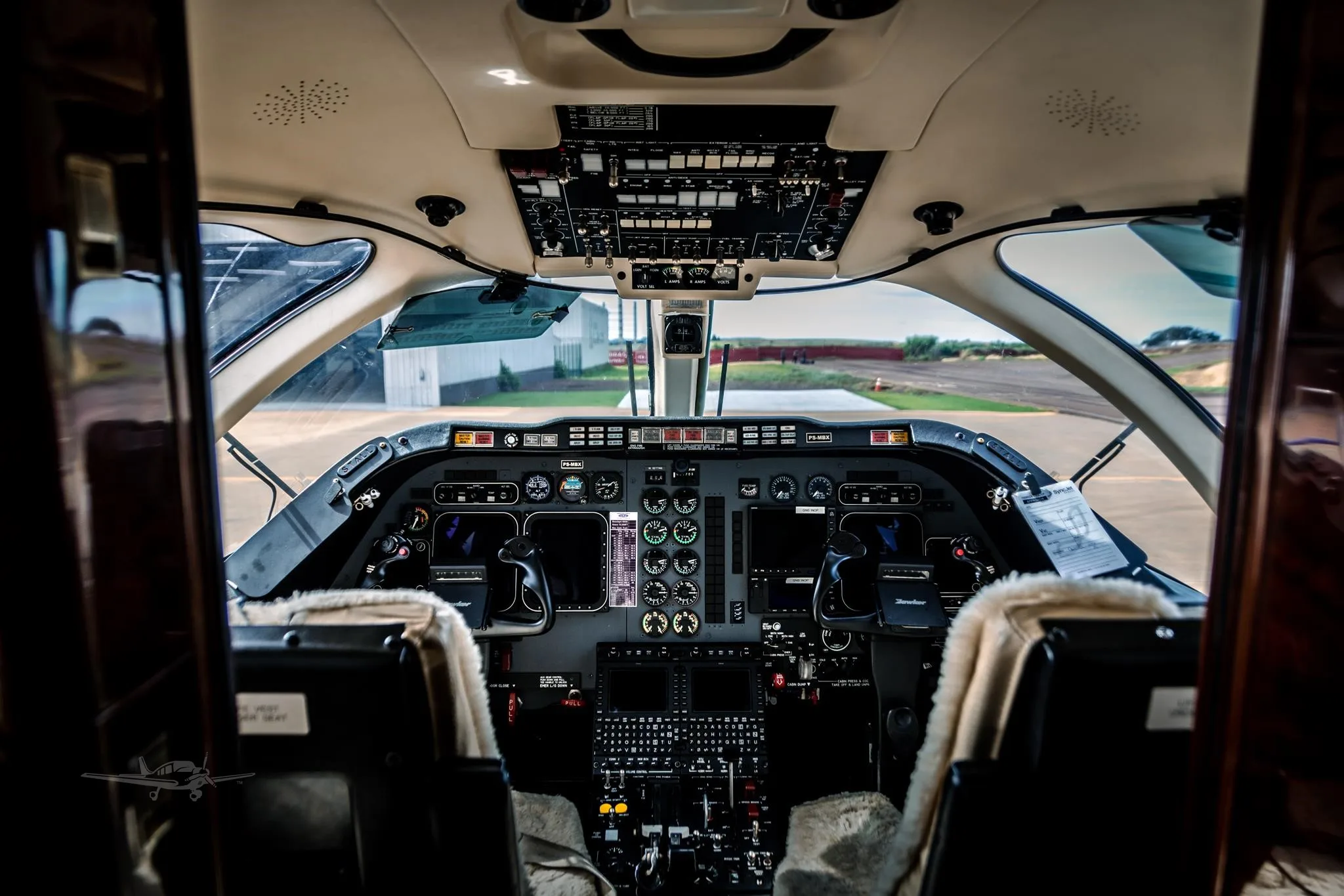 Cockpit and instrument panel of a 2008 HAWKER 400XP.