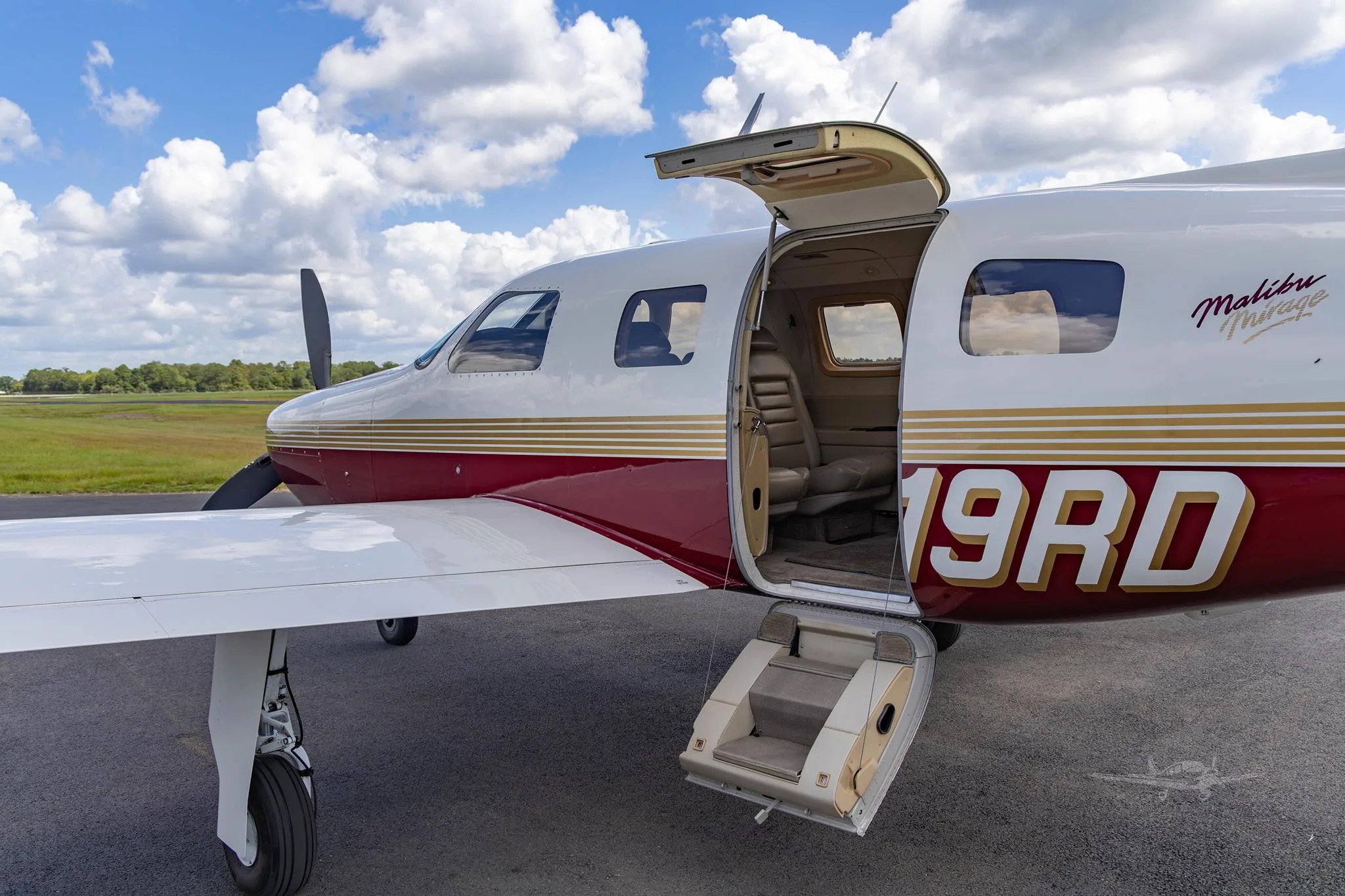 Exterior view of a 1998 PIPER MALIBU MIRAGE, N319RD.