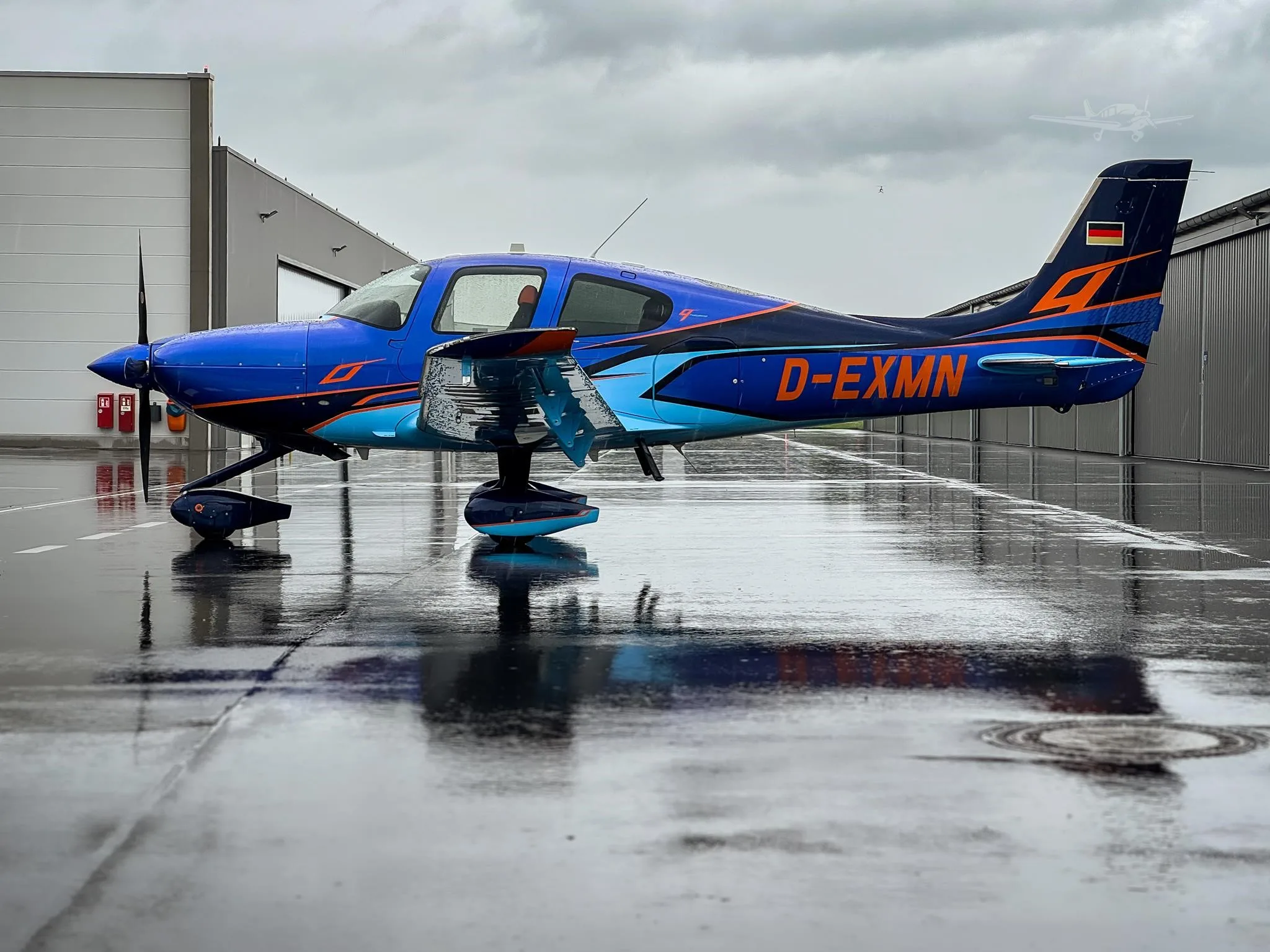 Exterior view of a 2023 CIRRUS SR22-G6 TURBO, D-EXMN.