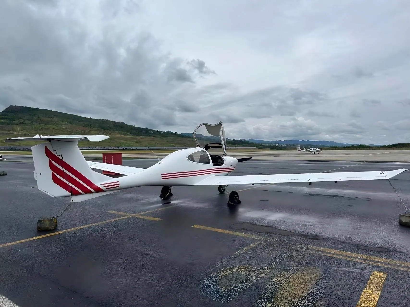 Exterior view of a 2008 DIAMOND DA40-FP DIAMOND STAR, B-9361.