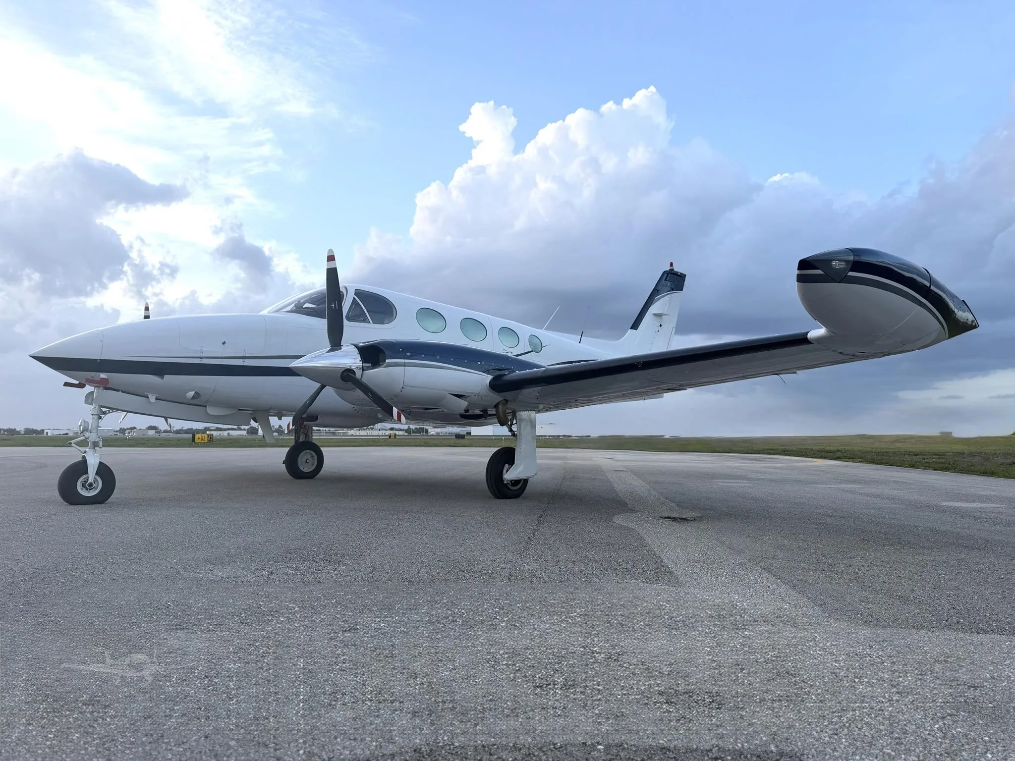 Exterior view of a 1977 CESSNA 340A, N4130G.
