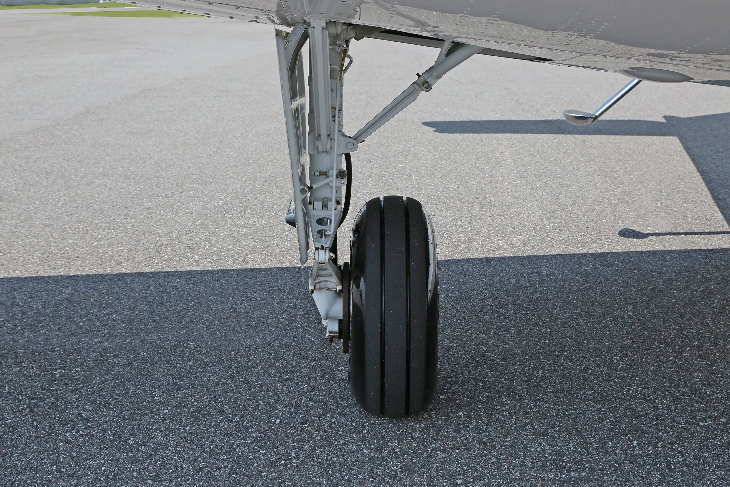 Exterior view of a 1990 Beech BONANZA B36TC.