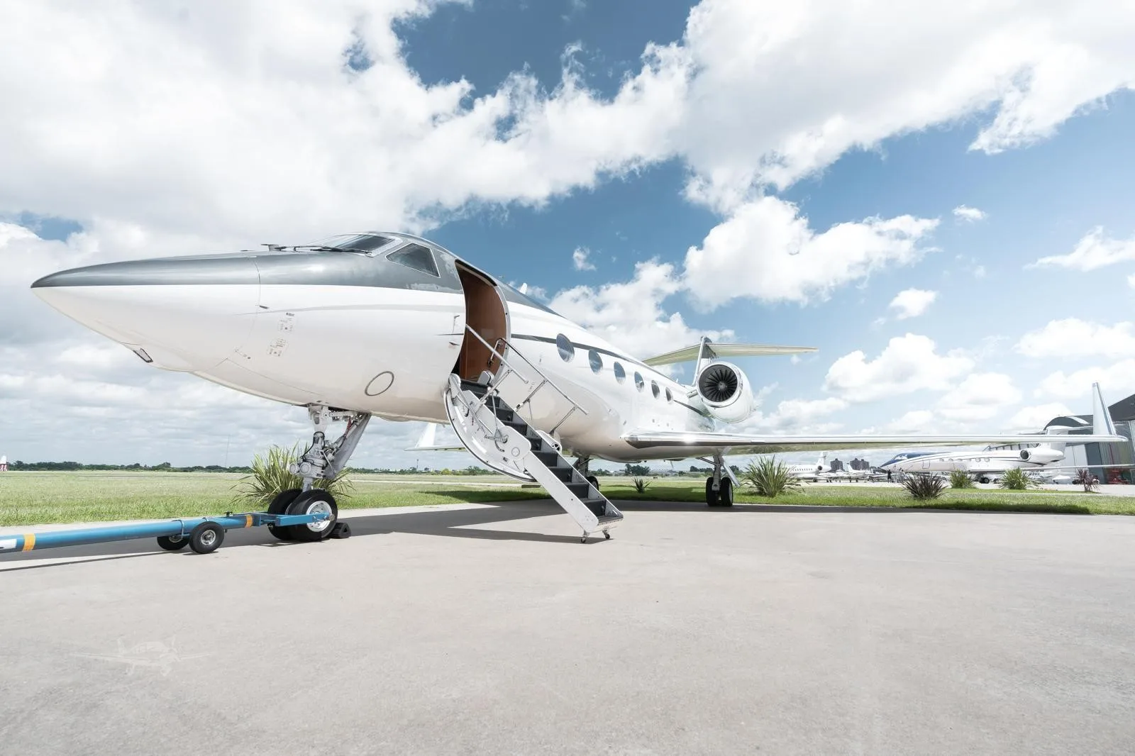Exterior view of a 2004 GULFSTREAM G400, LV-JQW.