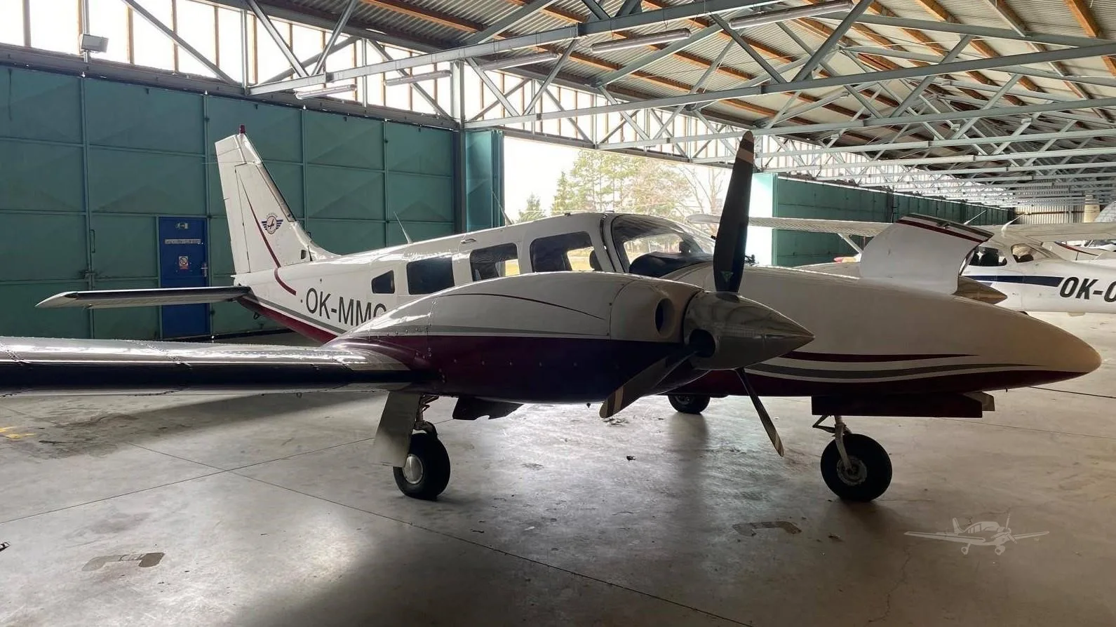 Exterior view of a 1984 PIPER SENECA III, OK-MMG.