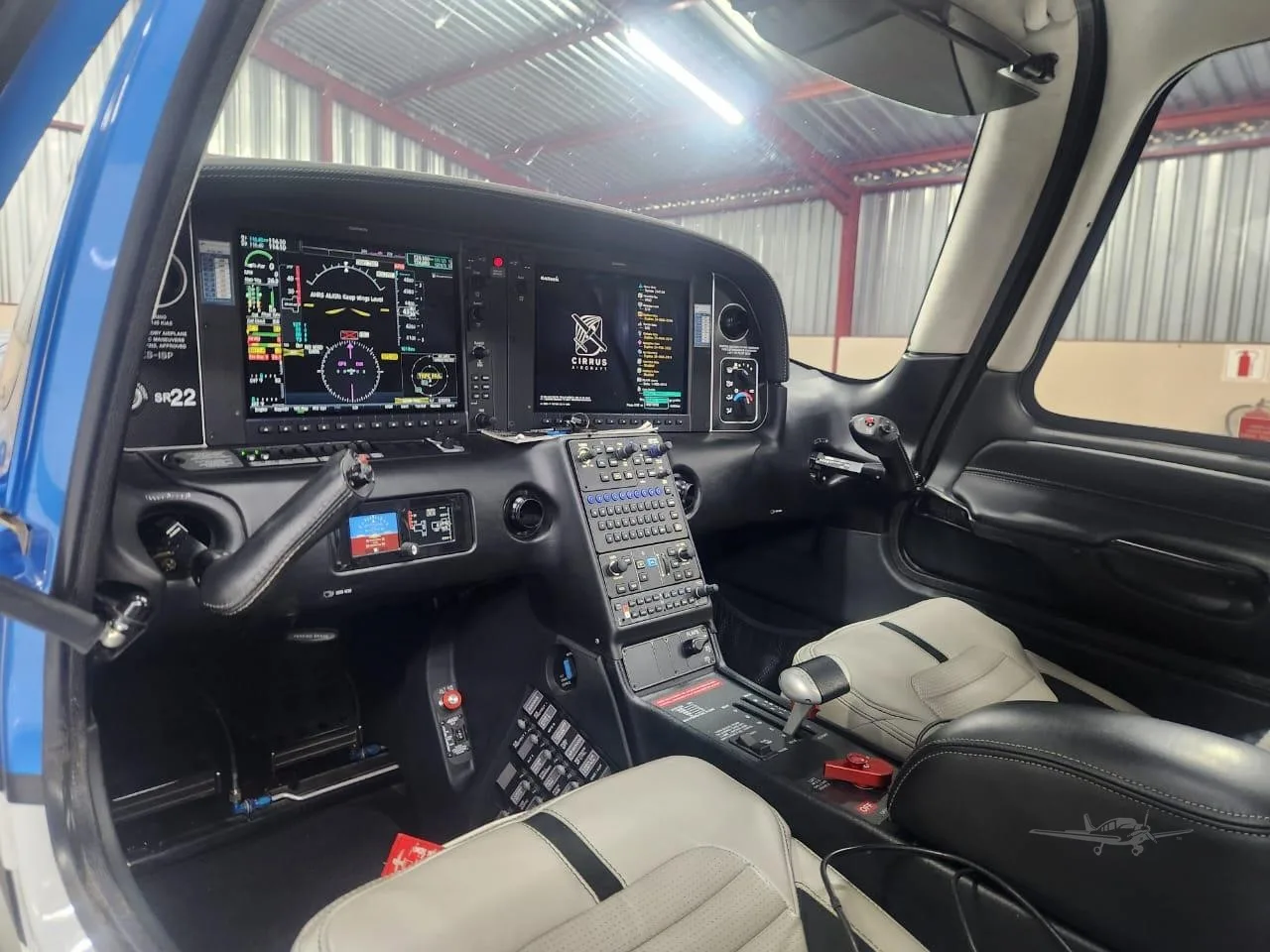 Cockpit and instrument panel of a 2017 CIRRUS SR22-G6.