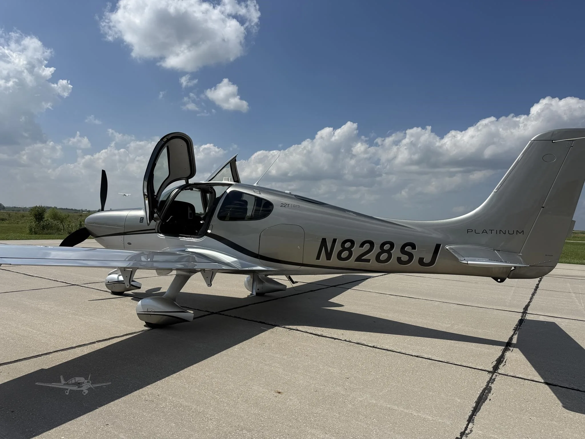 Exterior view of a 2017 CIRRUS SR22-G6 TURBO, N828SJ.