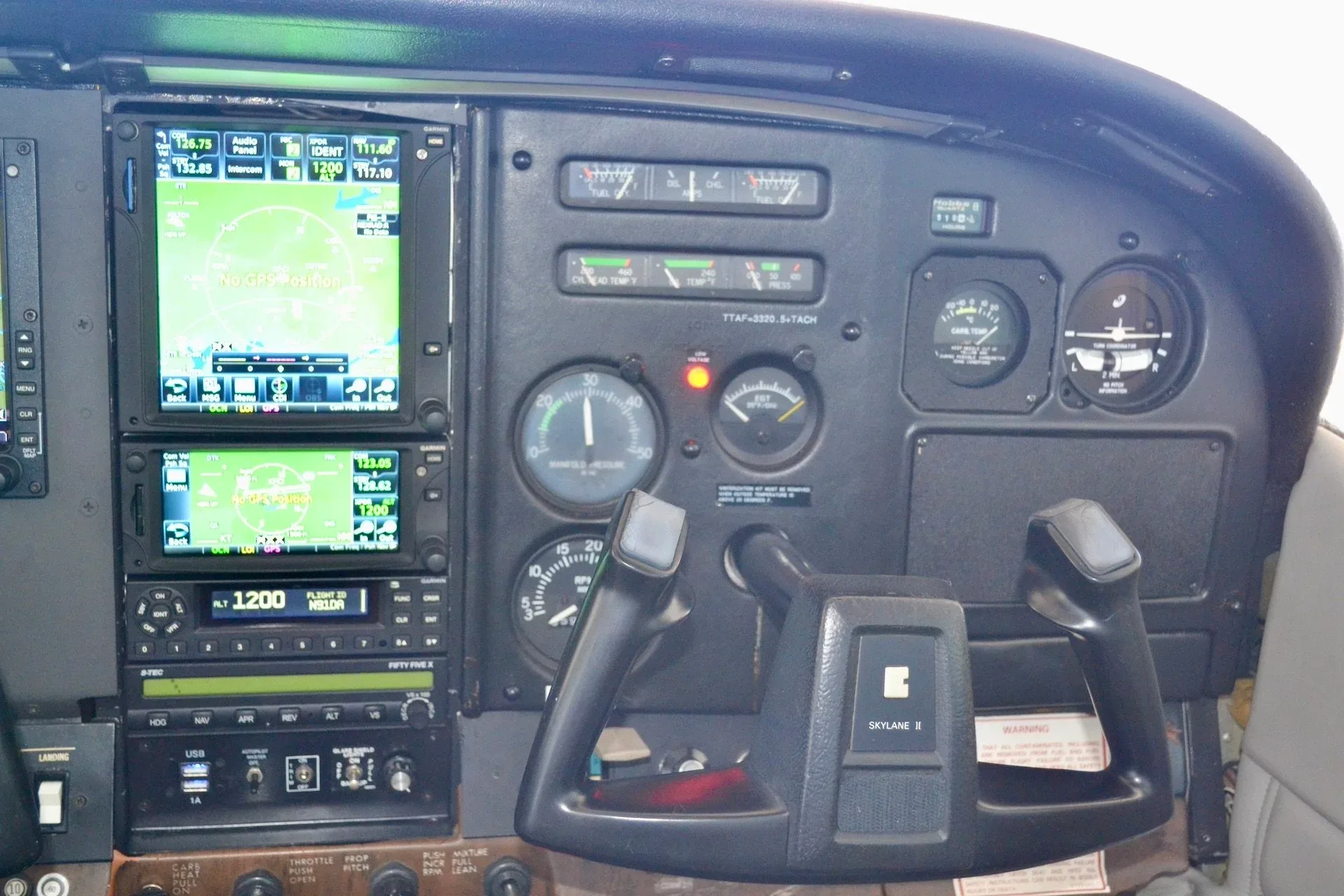 Cockpit and instrument panel of a 1979 Cessna 182Q Skylane.