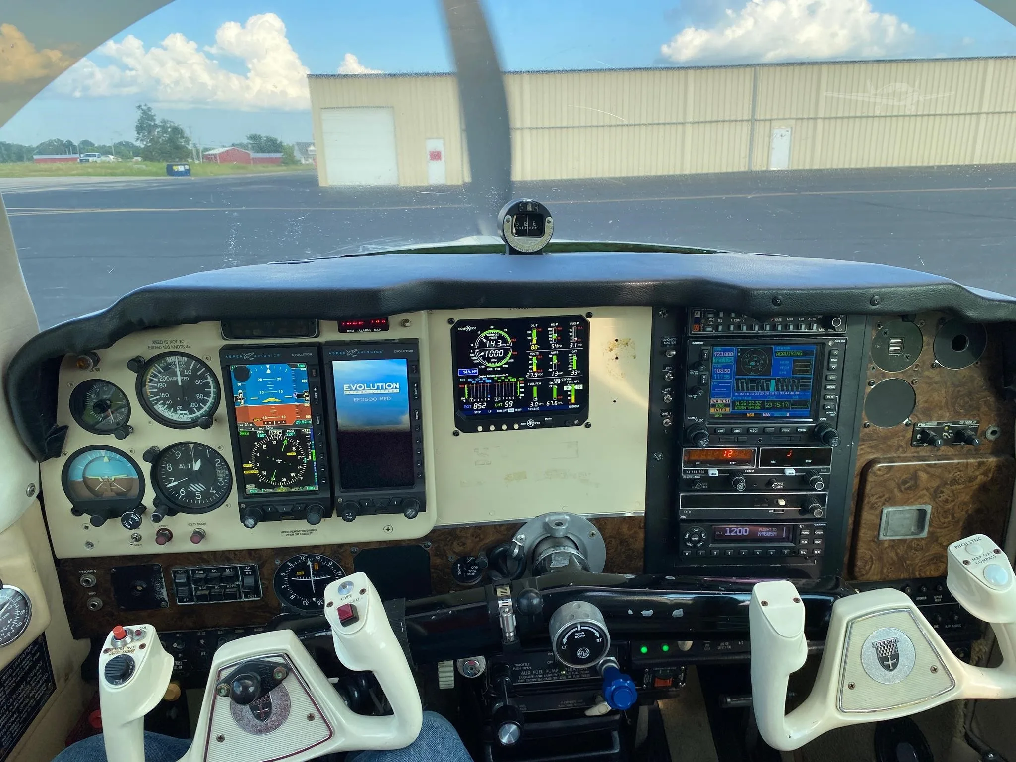 Avionics suite of a 1978 BEECHCRAFT A36 BONANZA.