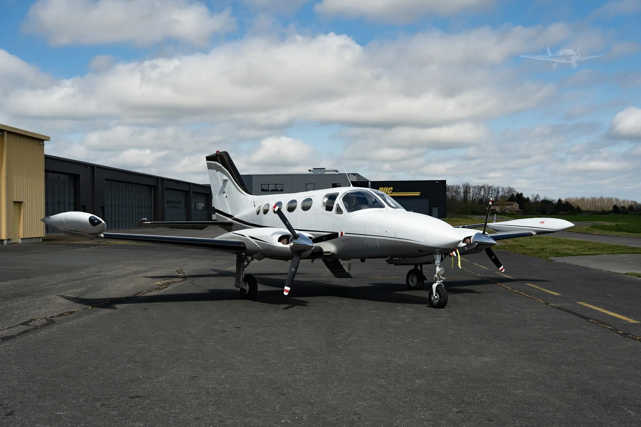 Exterior view of a 1975 CESSNA 414, N142SD.