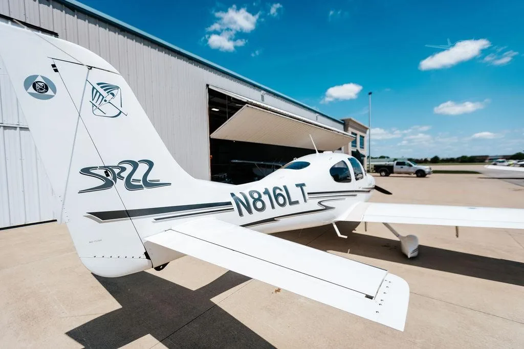 Exterior view of a 2003 CIRRUS SR22, N816LT.