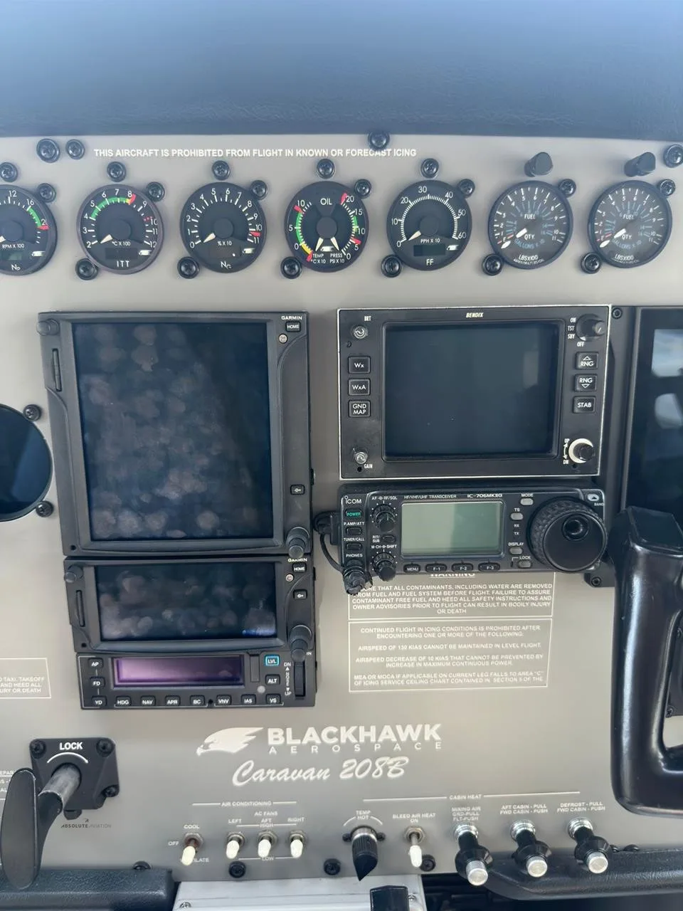Avionics suite of a 1995 CESSNA CARAVAN 208B GRAND.