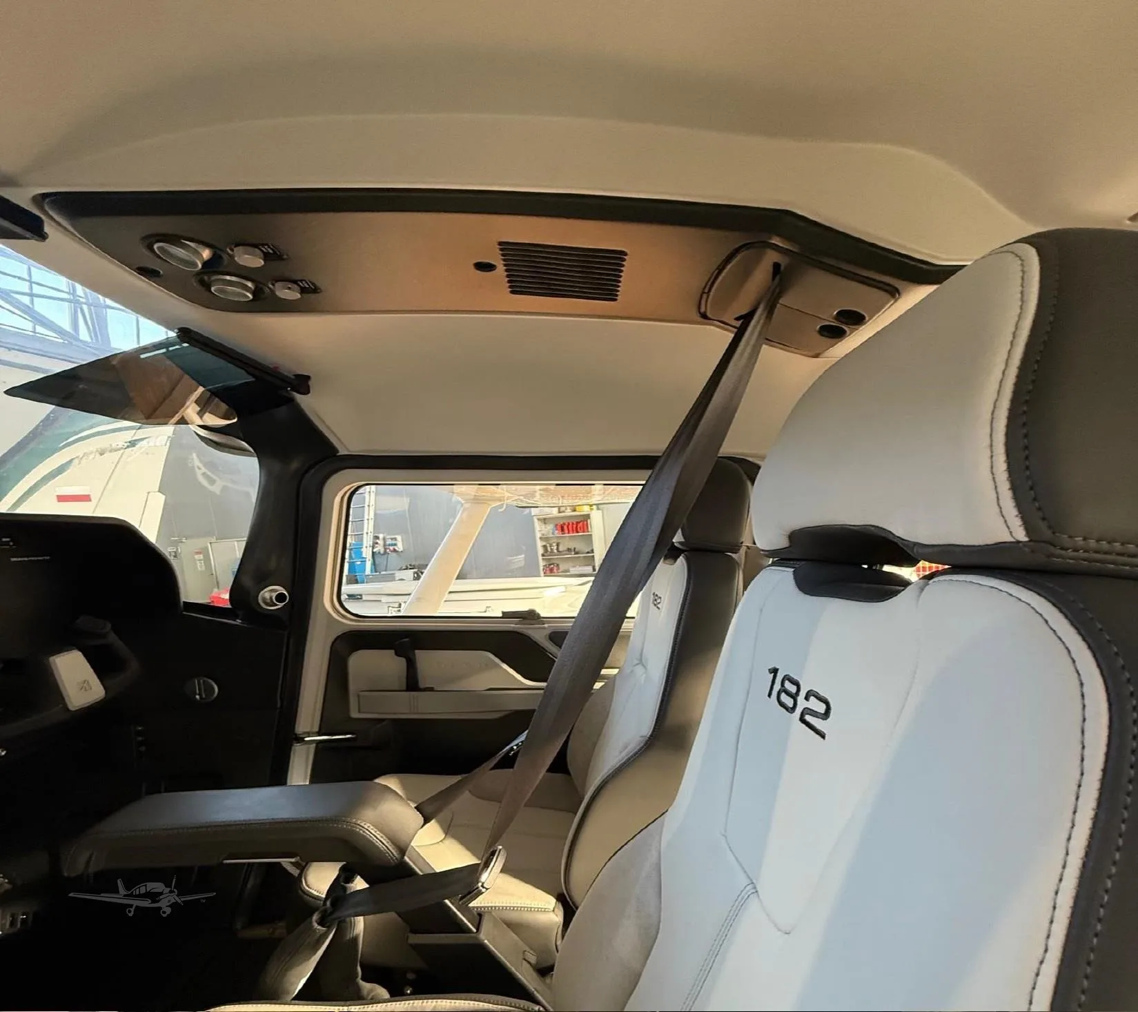 Cabin interior of a 2025 CESSNA 182T SKYLANE.