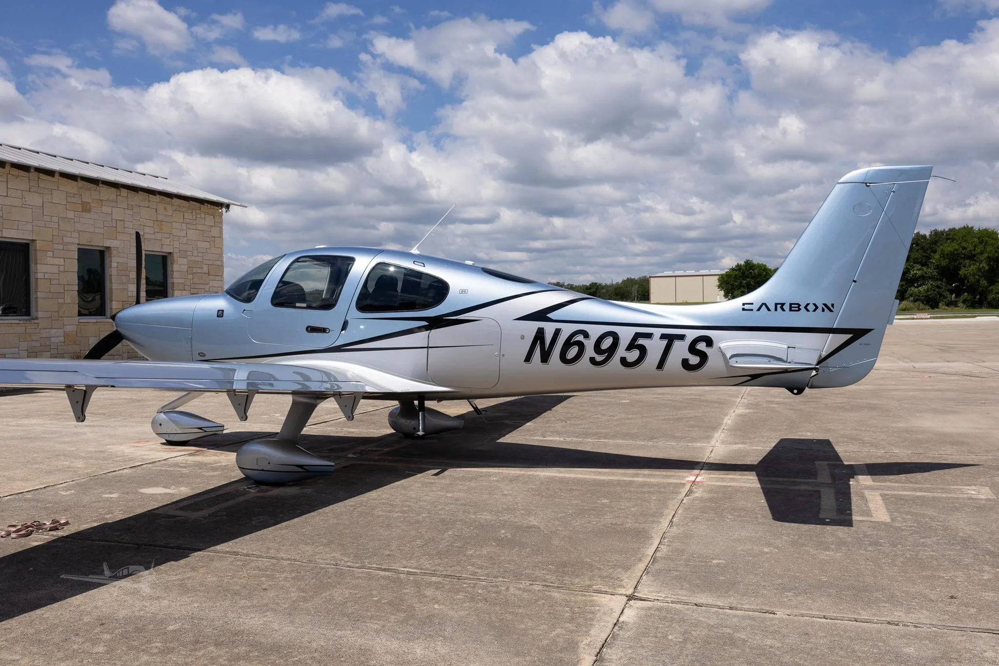 Exterior view of a 2023 CIRRUS SR20-G6, N695TS.