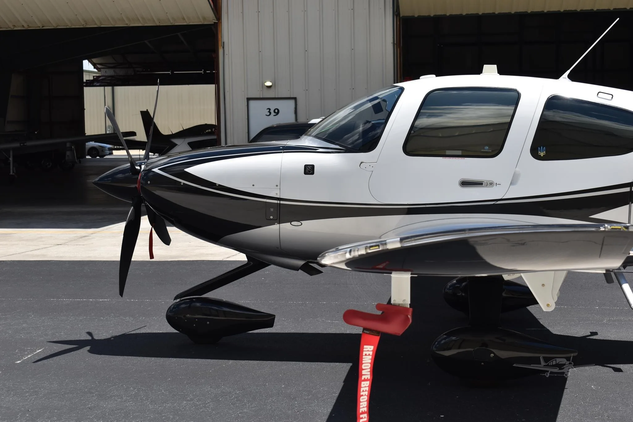 Exterior view of a 2023 CIRRUS SR22-G6 TURBO, N1384M.