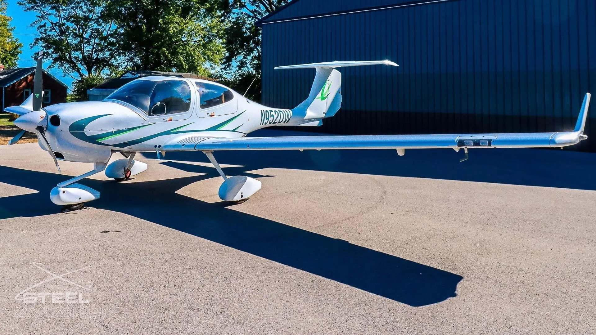 Exterior view of a 2022 DIAMOND DA40 NG, N952DW.