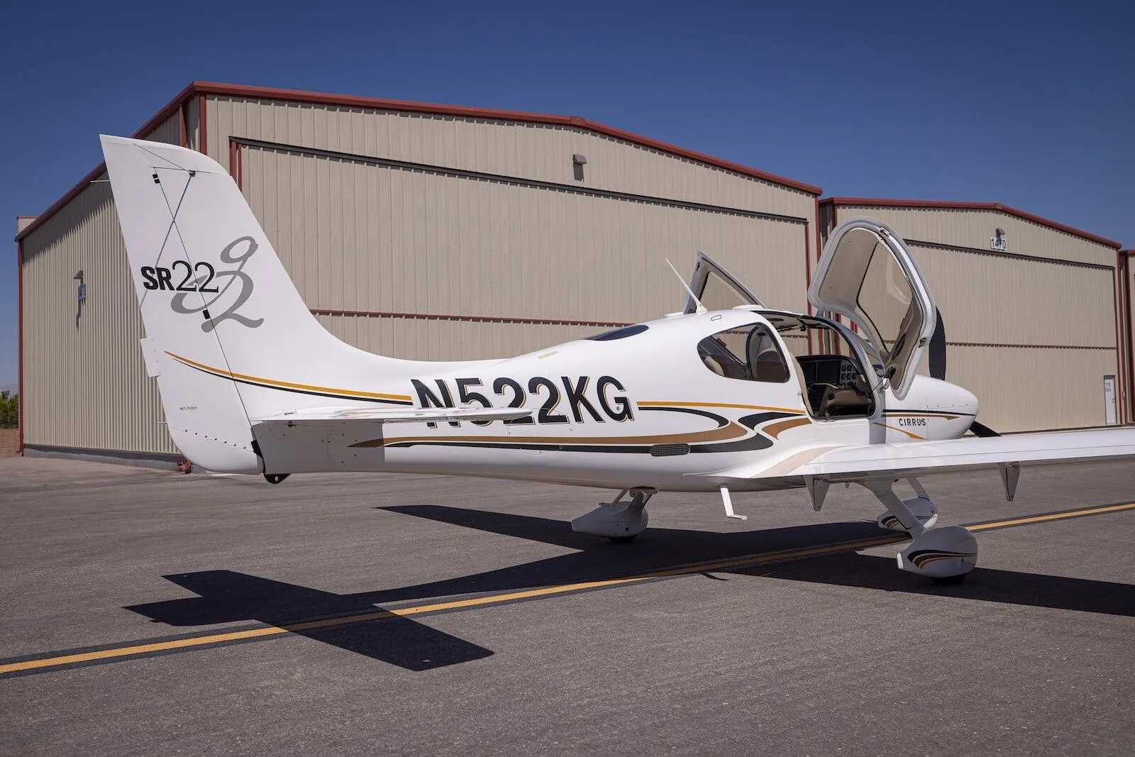 Exterior view of a 2004 Cirrus SR22 G2.