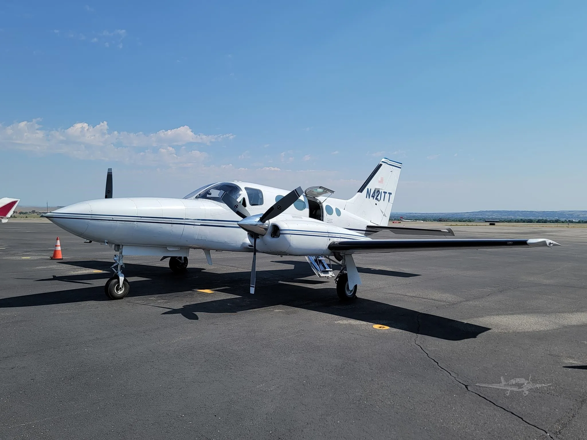 Exterior view of a 1976 CESSNA 421C, N421TT.