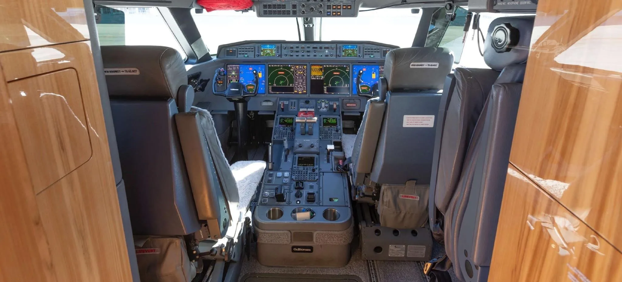Cockpit and instrument panel of a 2017 GULFSTREAM G650ER.
