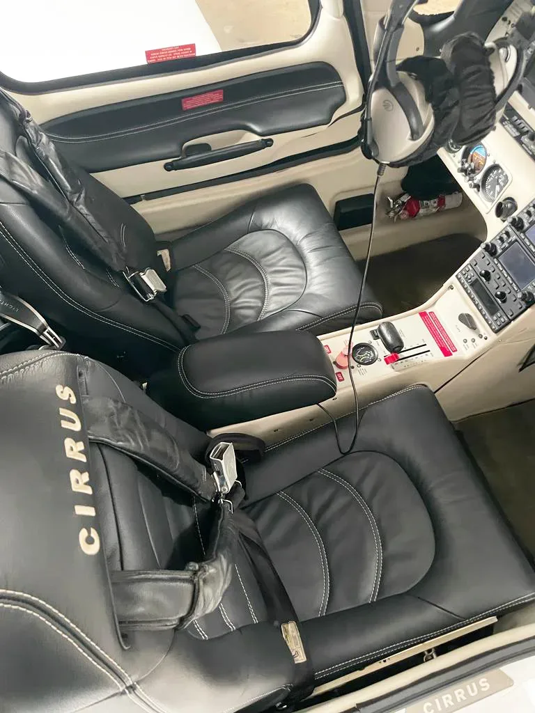 Cabin interior of a 2007 Cirrus SR22 G2.