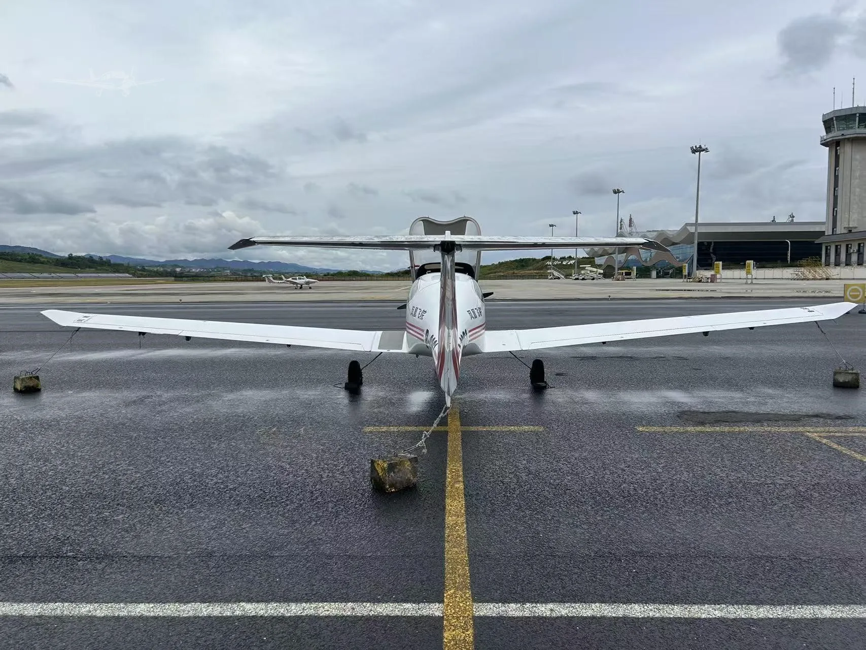 Exterior view of a 2008 DIAMOND DA40-FP DIAMOND STAR, B-9361.