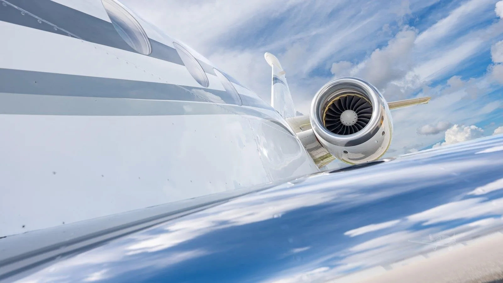 Engine detail of a 2004 DASSAULT FALCON 2000EX EASY.