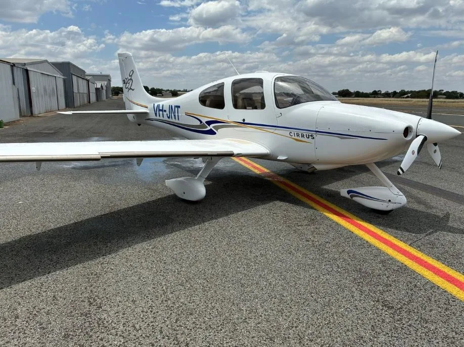 Exterior view of a 2004 CIRRUS SR22-G2, VH-JNT.