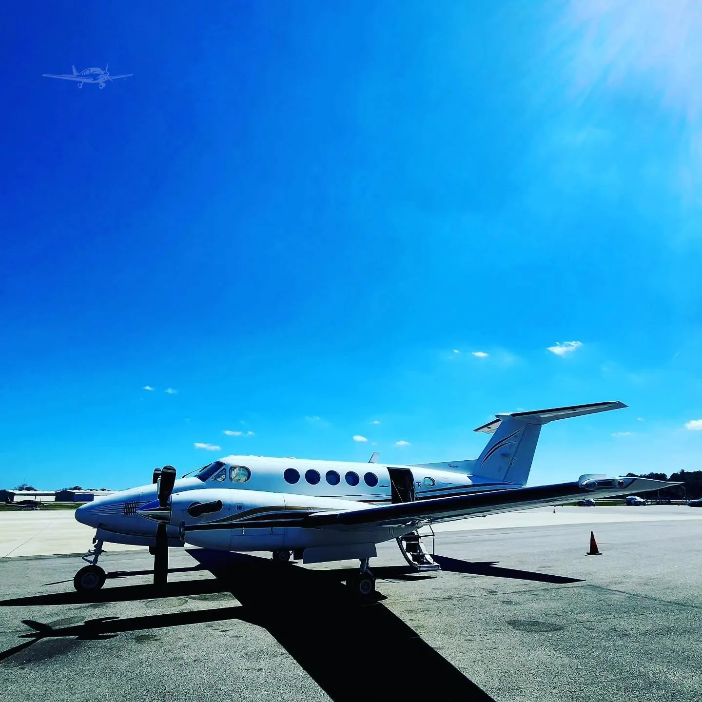 Exterior view of a 1980 BEECHCRAFT KING AIR 200, N54TK.