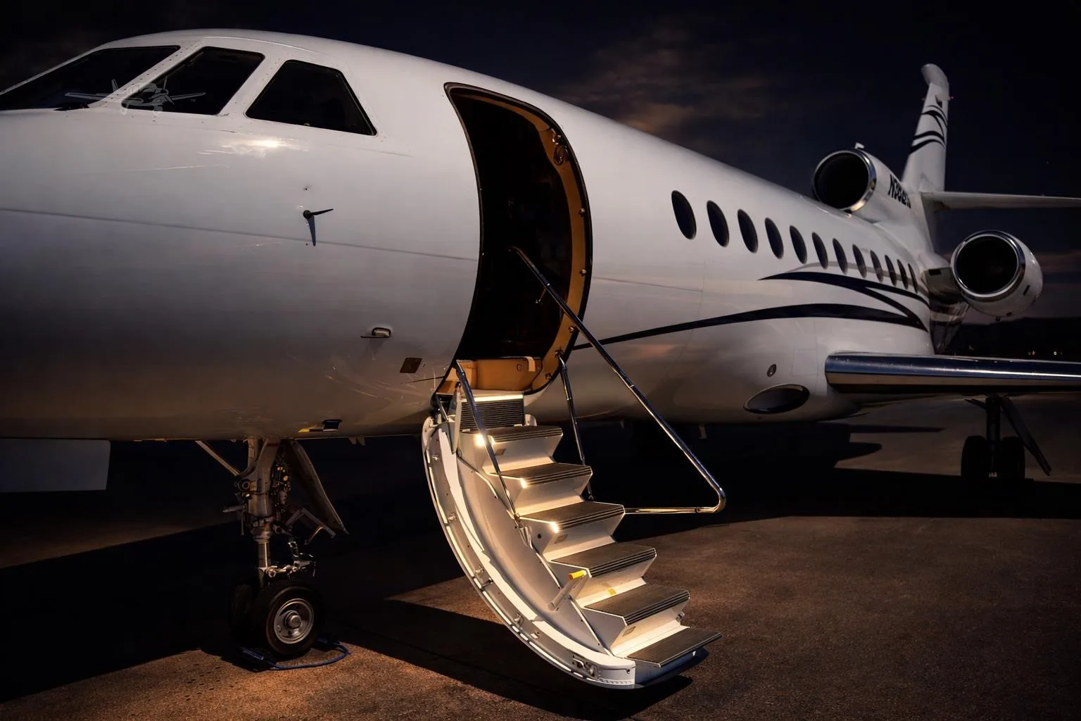 Cockpit and instrument panel of a 1999 DASSAULT FALCON 900EX.