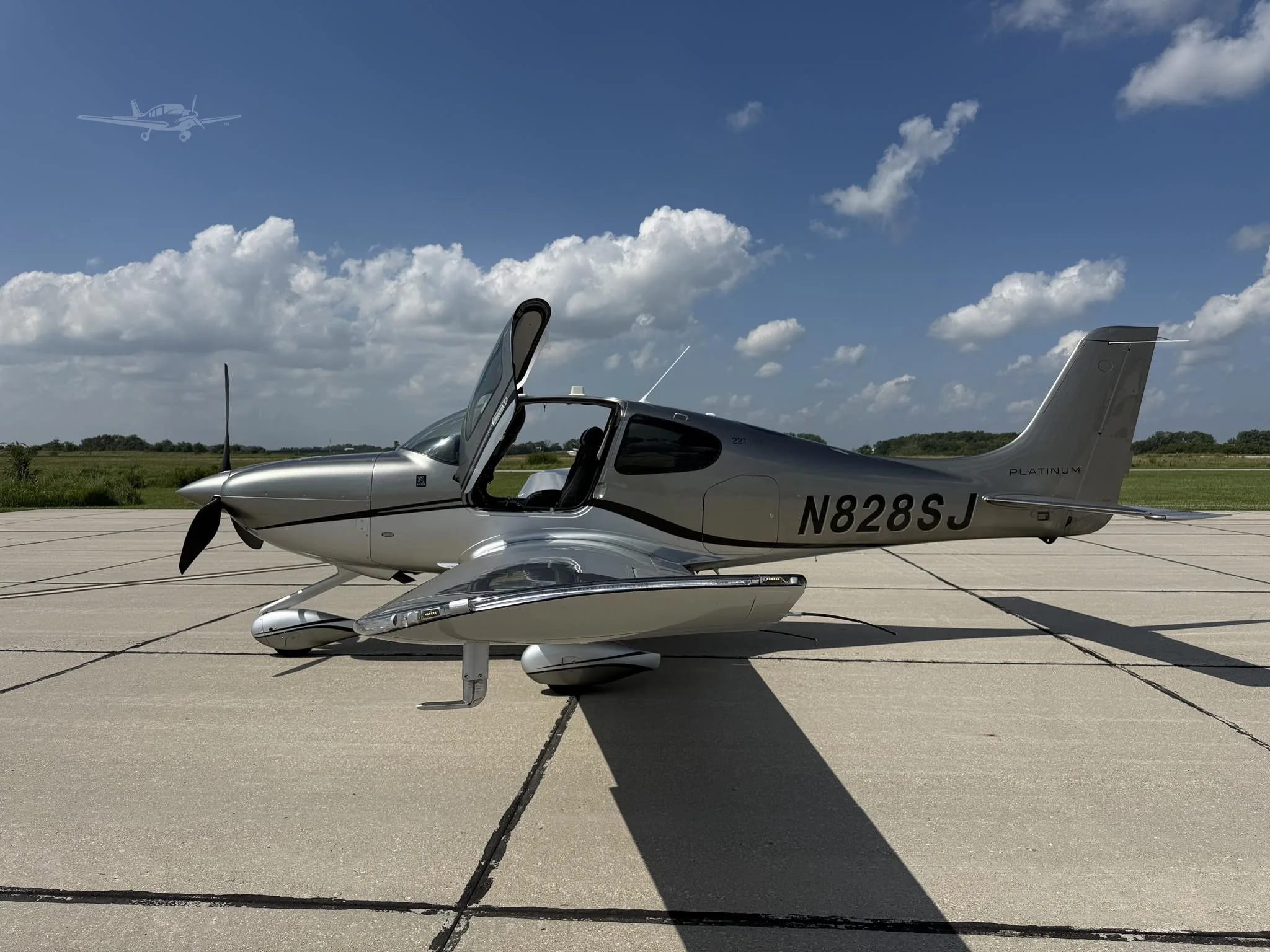 Exterior view of a 2017 CIRRUS SR22-G6 TURBO, N828SJ.