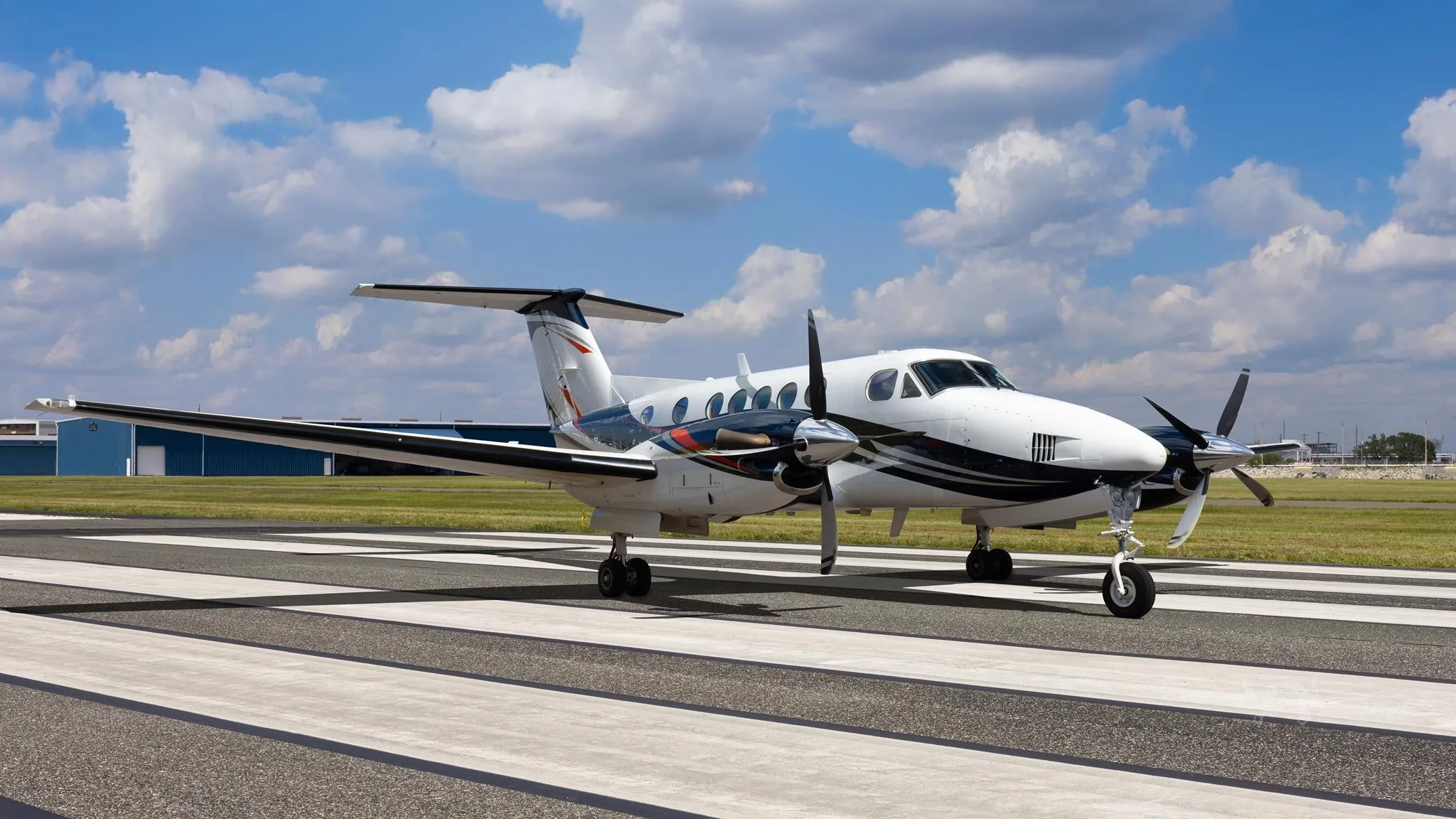 Exterior view of a 2000 BEECHCRAFT KING AIR B200, N44KA.
