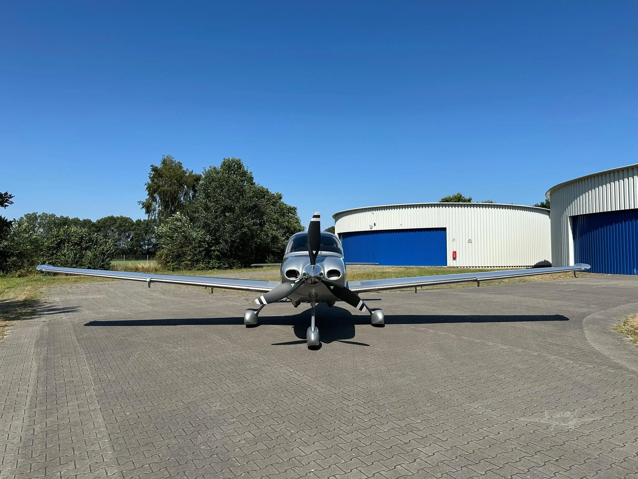Exterior view of a 2011 CIRRUS SR22 TURBO, N552AM.